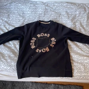 Boss tröja storlek M - Skön boss tröja för stor för mig inget hål eller sånt och förövrigt i bra skick
