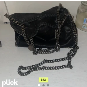 Stella liknande väska - Säljer pga använder inte längre, högsta budet ligger på 300 just nu så om du ska buda så behöver du buda över det😊 OBS klicka inte på köp nu!!