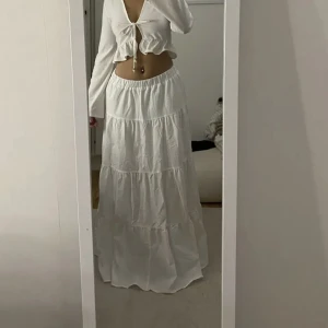 Vit långkjol - Vit långkjol. Storlek S. Längd 97cm.
