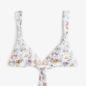 H&M bikini - Jättesöt slutsåld bikini överdel från H&M i storlek 38 med lapp kvar. Den är liten i storleken, brukar ha 36/S! Säljer då jag inte tror att jag kommer använde den så mkt och missade returen💗💗