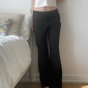 Kostymbyxor - Snygga kostymbyxor köpta secondhand! Märket är Comma, jag är 170 och de passar längdmässigt, frakt tillkommer🌸🌺