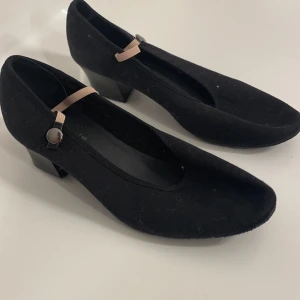Ballerina skor/klackar - Säljer dessa snygga ballerina skor/klackar som man oftast använder vid en svårare grad i ballet! De är använda men är i bra skick! 