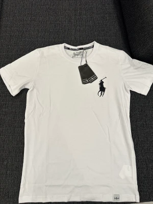 Polo Ralph Lauren t-shirt  - Fin vit t-shirt, helt ny Storlek:S  