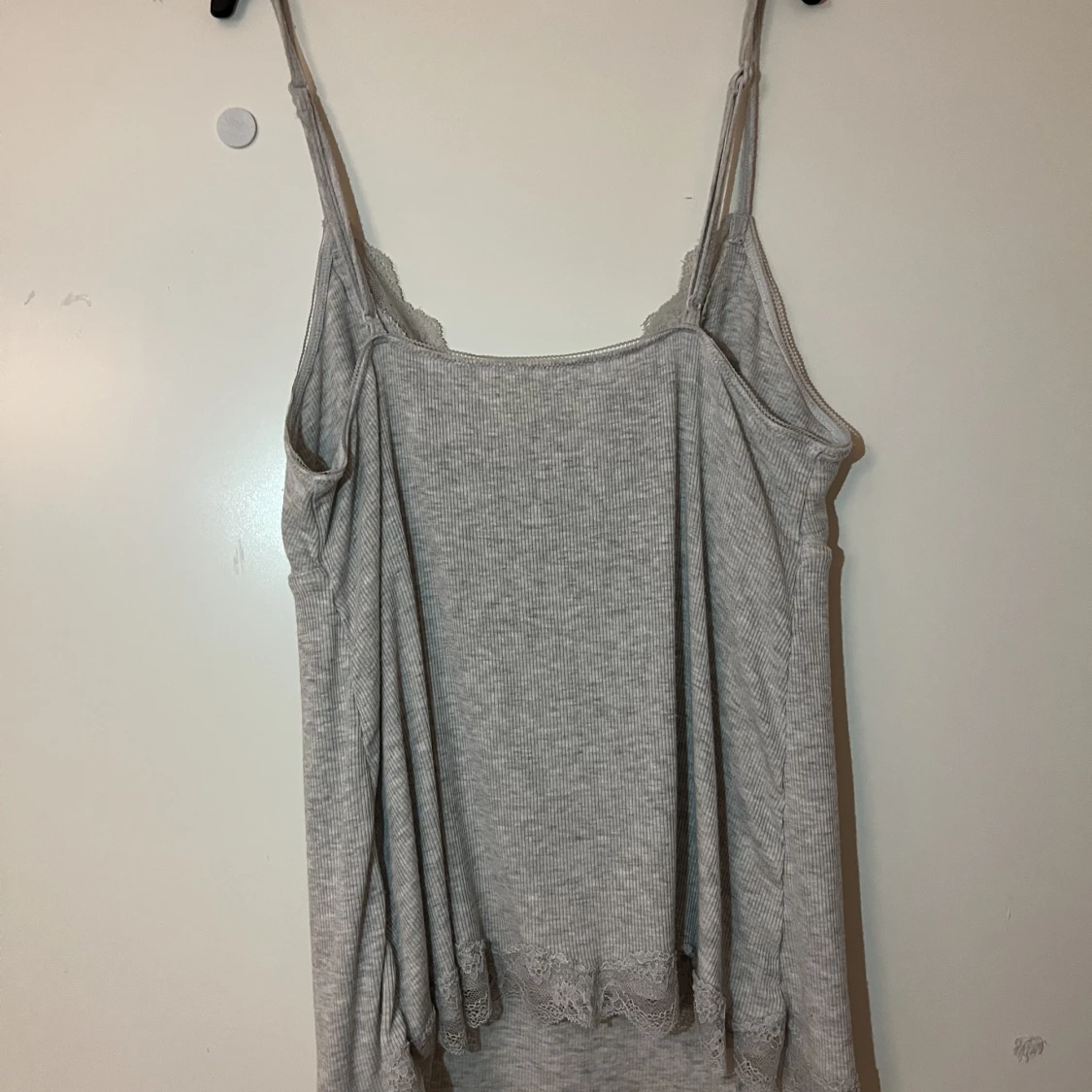 Grått linne med rosett  - 90