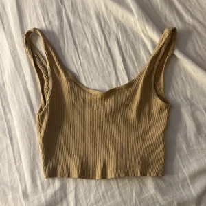 beige croptop  - kolla första bilden för hur den sitter, bra skick