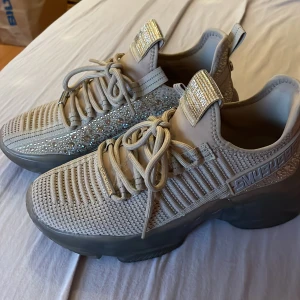 Steve madden sneakers - Använda 1-2 gånger, är storlek 39 men känns som en storlek 37, 38