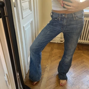 Acne jeans - Acne jeans som är lite flare/straight. Dem är ganska långa på mig och därmed lite slitna där nere vid hälarna. Jag är 168 och min kompis som är 176 har kunnat ha dem. 