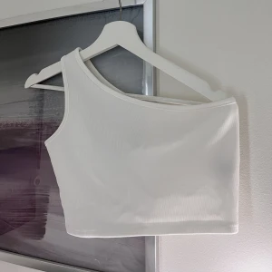 Vitt linne  - Säljer detta super fina linne från SHEIN. Använt ett fåtal gånger. Storlek xs, skulle även säga att den passar storlek S