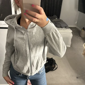 Zip hoodie - Säljer denna i princip oanvända zip hoodie. 💕💝💖💓💗💘