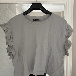 Topp med volangärm  - Fint skick, som ny
