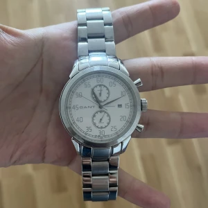 Klocka. Metall. Stainless steel - Sjukt fin Stainless steel klocka från gant. Extra länkar & box ingår.  Nypris ca: 3200 :-  har tyvärr inte kvitto på denna. Nytt batteri ingår ej. 