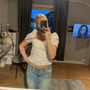 Topp från h&m - Vit topp från h&m, knappt använd. Säljer pga för stor på mig, därav sitter den inte så bra på mig🩷