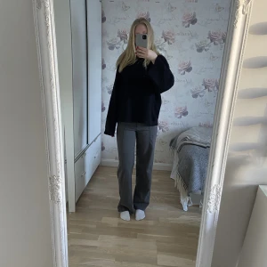 Gråa kostymbyxor  - Gråa kostymbyxor från nakd med slits baktill (se sista bilden) bra längd på mig som är 170 