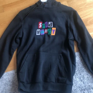 Tröja med tryck - Säljer för att jag inte använder den alls mycket. Bra skick. 