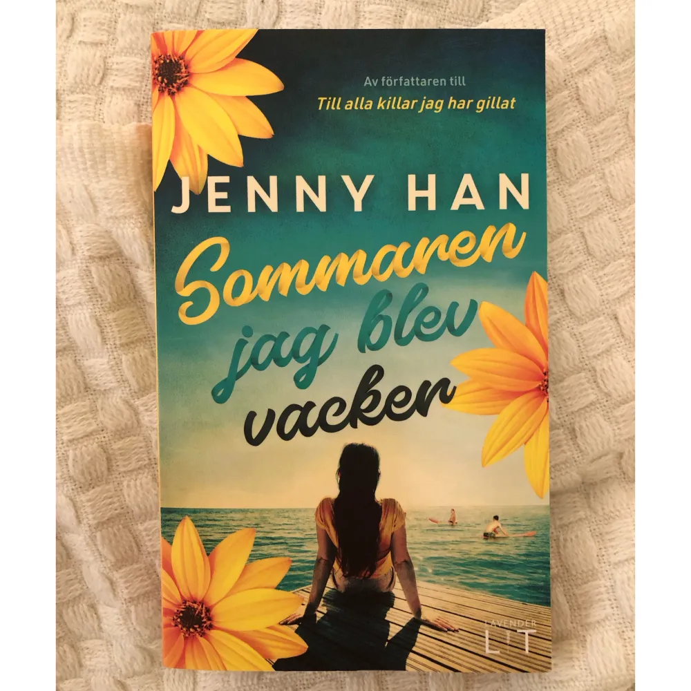 Svenska utgåvan av ”The Summer I Turned Pretty” av Jenny Han. ☀️ Boken är i superfint skick och är endast läst en gång! Katt finns i hemmet.. Accessoarer.
