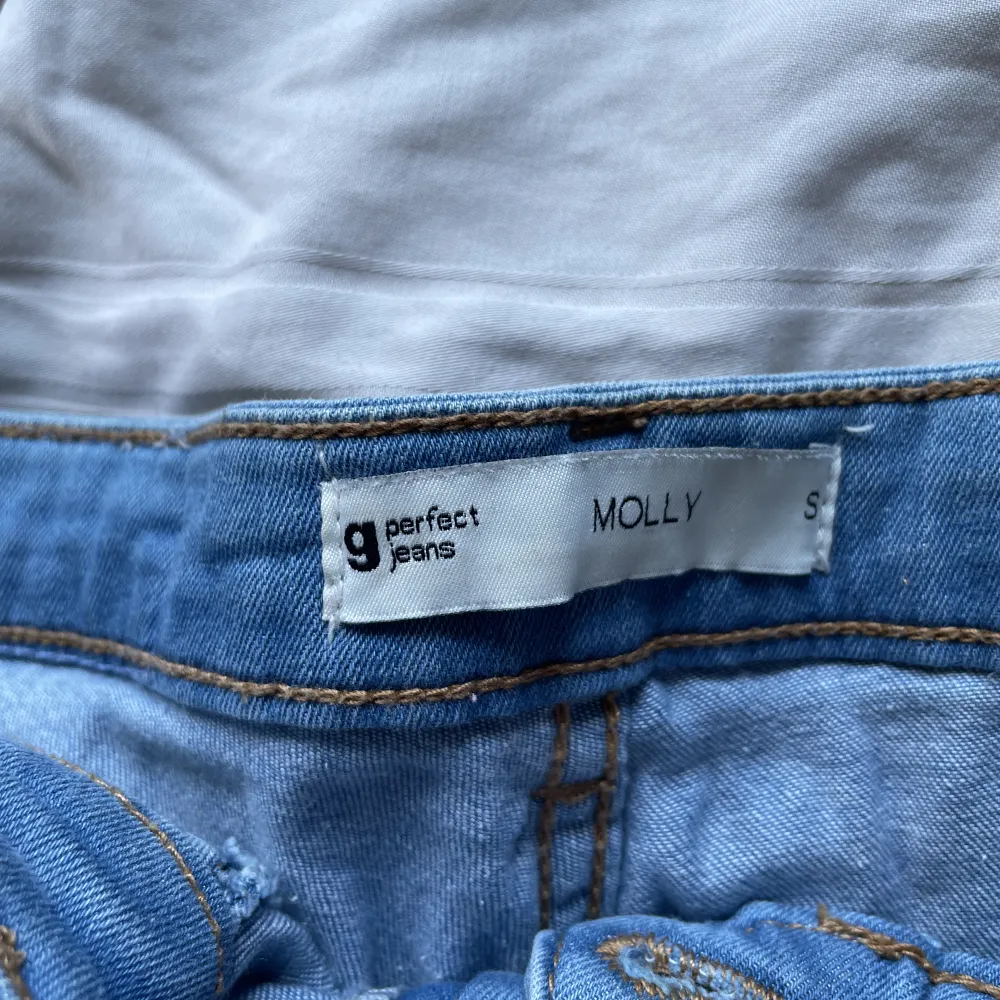 Säljer dessa jeans från Gina tricot som heter ”Molly” och är Skinny och högmidjade Köparen står för frakt!. Jeans & Byxor.