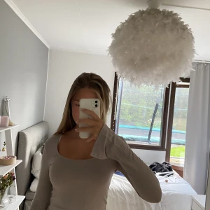 Beige långärmad tröja - Långärmad tröja med utsvängda armar från Ginatricot. Väldigt skönt material och figur nära. Använd några gånger men är i fint skick. Nypris 200kr.