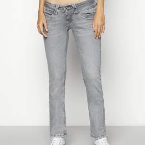 Säljer dessa as fina jeans från Pepe Jeans Storlek: 27x32 Färg: grå Använt ett få tal gånger Nypris: 999 kr Säljer: 500kr 