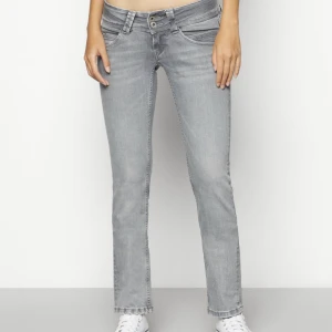 Pepe jeans - Säljer dessa as fina jeans från Pepe Jeans Storlek: 27x32 Färg: grå Använt ett få tal gånger Nypris: 999 kr Säljer: 500kr 