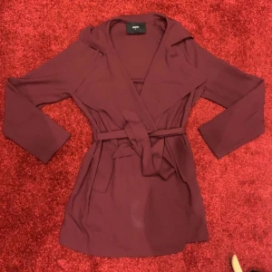 Kappa - Super fin kappa i mörkröd färg, tunn så den passar mer till hösten/våren. Den har fickor. Använt ca 2 ggr så väldigt ny. Köpt för 399 på bikbok. 