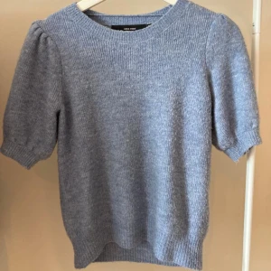 Tröja från Vero Moda - Säljer denna sköna tröja då den inte kommer till användning längre, har använt den ett par gånger men inget tecken på användning! Fråga för fler bilder eller funderingar! 🤩
