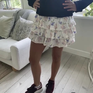 Så söt kjol - En söt sommar kjol köpt för ett år sen på zara, använd fåtal gånger!💗(lånade bilder)