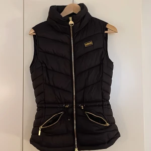 Barbour väst dam  - Jätte snygg barbour väst i riktigt bra skick då den knappt är använd. Storleken är 34 men eftersom att det är en väst så kan den passa större också! Köpt för 1799 och säljer för 1000 då skicket är som nytt men kan tänka mig gå ner lite vid snabb affär!