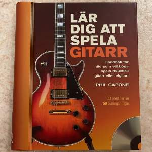 Boken ”Lär dig att spela gitarr - Handbok för dig som vill börja spela akustisk gitarr eller elgitarr” av Phil Capone   CDn finns kvar i boken och har aldrig spelats. Boken är som ny. 
