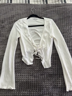 Vit långärmad topp  - Vit långärmad tröja/kofta. Perfekt att använda till vardags men även som fest topp. Använd endast 2 gånger. Inga defekter, nyskick. 🤍