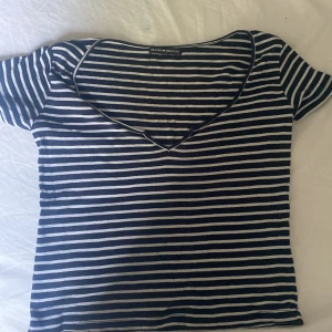 Brandy Melville topp - Detta är en jätte bekväm t-short från brandy Melville. Fint skick och använd få gånger. Säljs pga kommer ej till användning. Fråga om bild på i dm💓 Pris kan diskuteras 