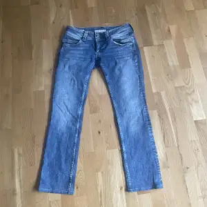 Pepe jeans i den trendiga modellen straight low waist VENUS. Säljer pga att de tyvärr är för stora för mig. Byxorna är uppsydda till någon som är ca 155cm lång😇💕