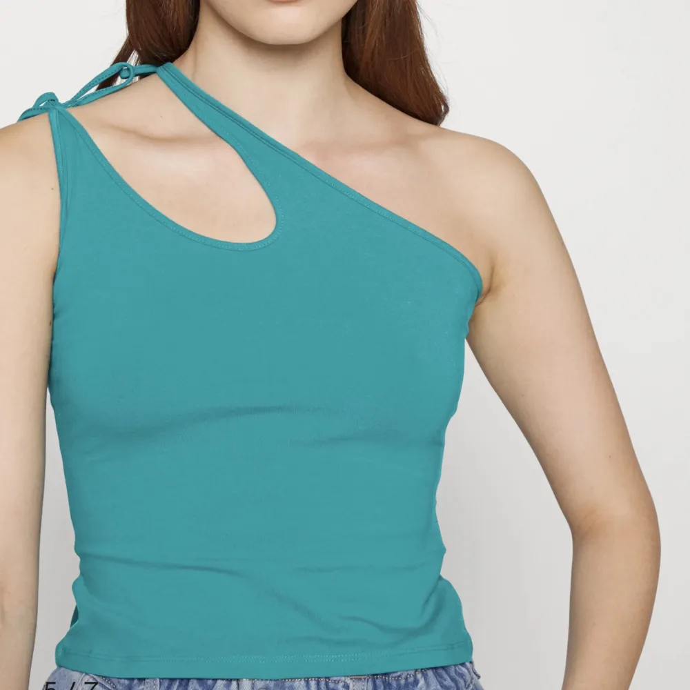 Linne från Weekdag Michell oneshoulder tank i svart. Bild två är en produktbilder av linnet men i en annan färg. . Toppar.