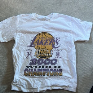 Lakers tshirt - Lakers 2000 tal tshirt. Ganska baggy och sitter som en Medium