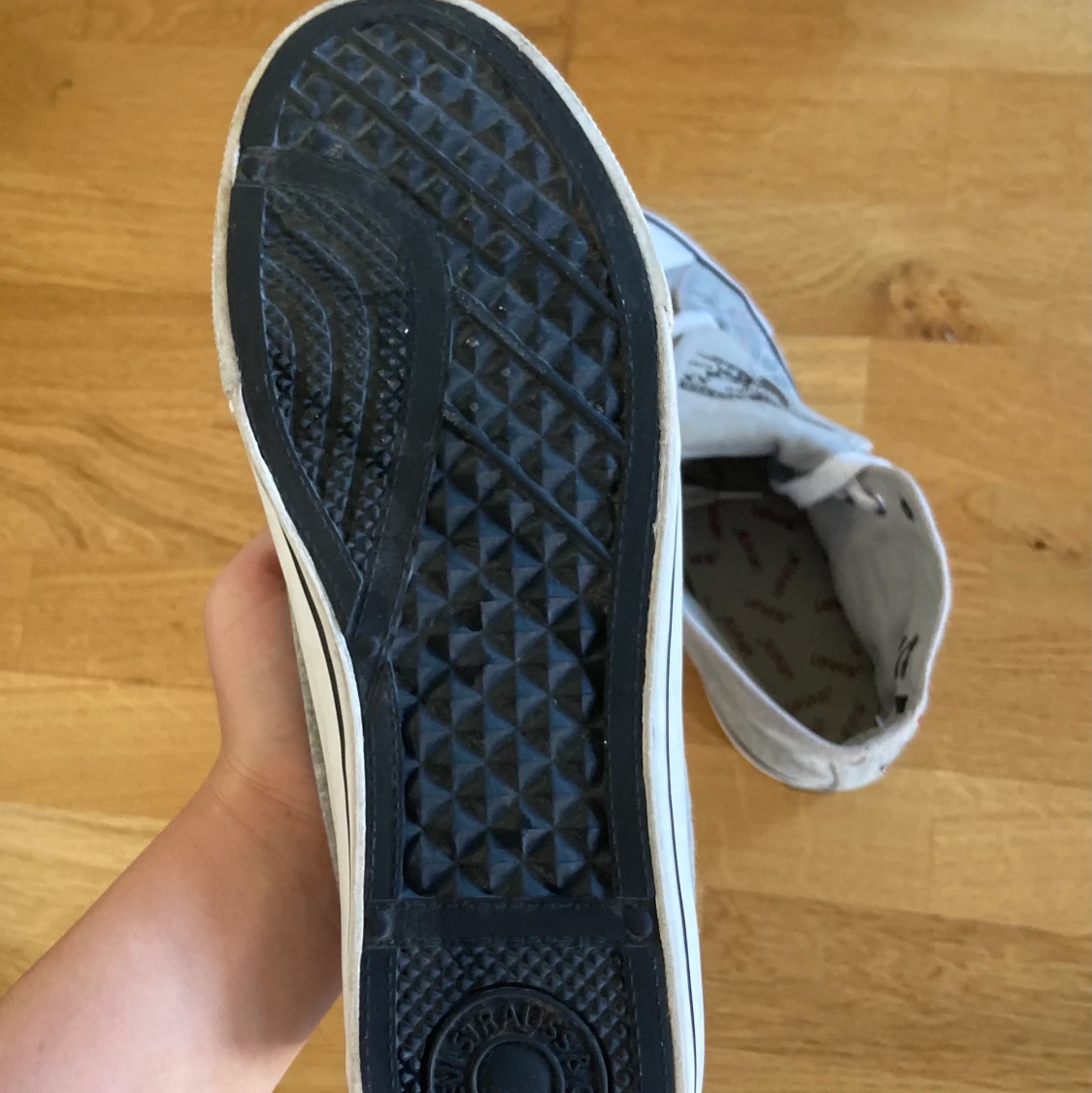 Gråa Levi’s skor i fint skick - 91