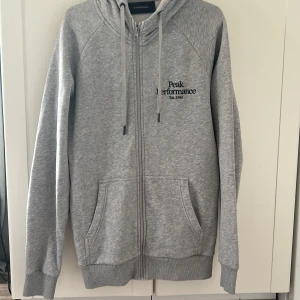 Peak performance hoodie - Säljer min peak performance hoodie pga att den är för liten, väldigt bra shick, inte använd så många gånger. Fler bilder går att få. Pris kan även diskuteras. Inköpspris cirka 1200 kr