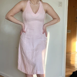 Vintage Linneklänning - En babyrosa vintage klänning i linne material. Ger kroppen en sån fin form och stramar åt runt midjan.