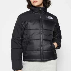 The North Face - Isolerad Vinterjacka - Köpt förra året och enbart använt den ett par gånger under vintern. Det är en lite oversized vinterjacka som klarar av all slags väder. I perfekt skick, som ny. Ord. Pris: 2 395 SEK. Startar med: 1 600 SEK🖤 Skriv om ni vill ha fler bilder på jackan privat