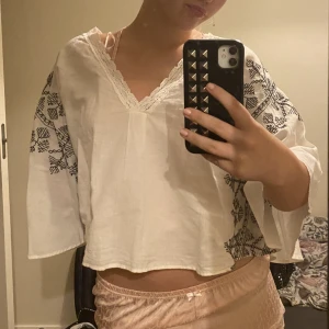 Zara topp - Jättefin HELT OANVÄND zara topp💗 Lite bohemiskt mönster, och perfekt nu under sommaren🌸