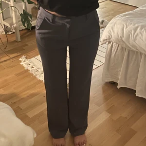 Mörkgråa kostymbyxor  - Mörkgråa kostymbyxor från vero moda💕