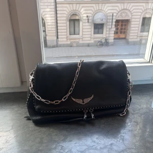 Zadig & Voltaire Väska - Rätt stor med många innefack. Man mötas upp i Stockholm och frakta. Då tillkommer fraktkostnaden.