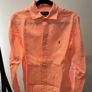 Persika orange långärmad skjorta från Ralph Lauren  Endast prövad  Nypris 1400kr Skick 10/10