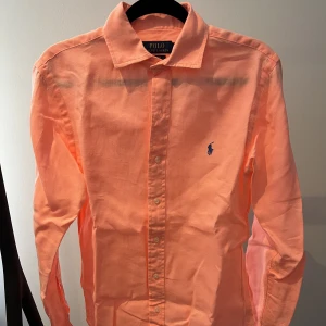 Långärmad skjorta polo - Persika orange långärmad skjorta från Ralph Lauren  Endast prövad  Nypris 1400kr Skick 10/10