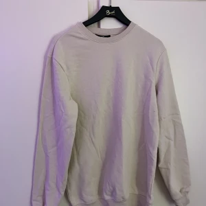 Beige sweatshirt  - Beige långärmad törja som använts endast en gång🤍