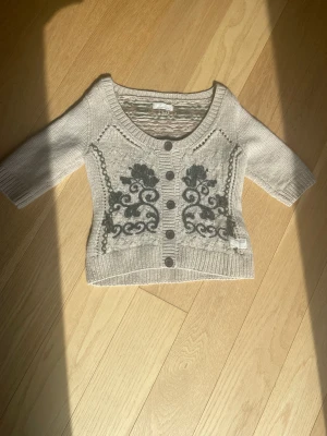 Ullstickat - Ullstickad kofta/tröja från Odd Molly. Handstickad, fint mönster. Väldigt mysig. Nypris 2000kr