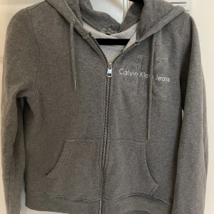 Calvin Klein tjocktröja  - Säljer denna jättefina Calvin Klein tjocktröjan eftersom den är för stor. Det är storlek S och är använd endast några gånger, alltså i nyskick. Priset kan diskutera. 