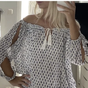 Blus - Superfin blus köpt här på plick💕 Säljer då den inte kommer till användning. Köparen står för frakten.