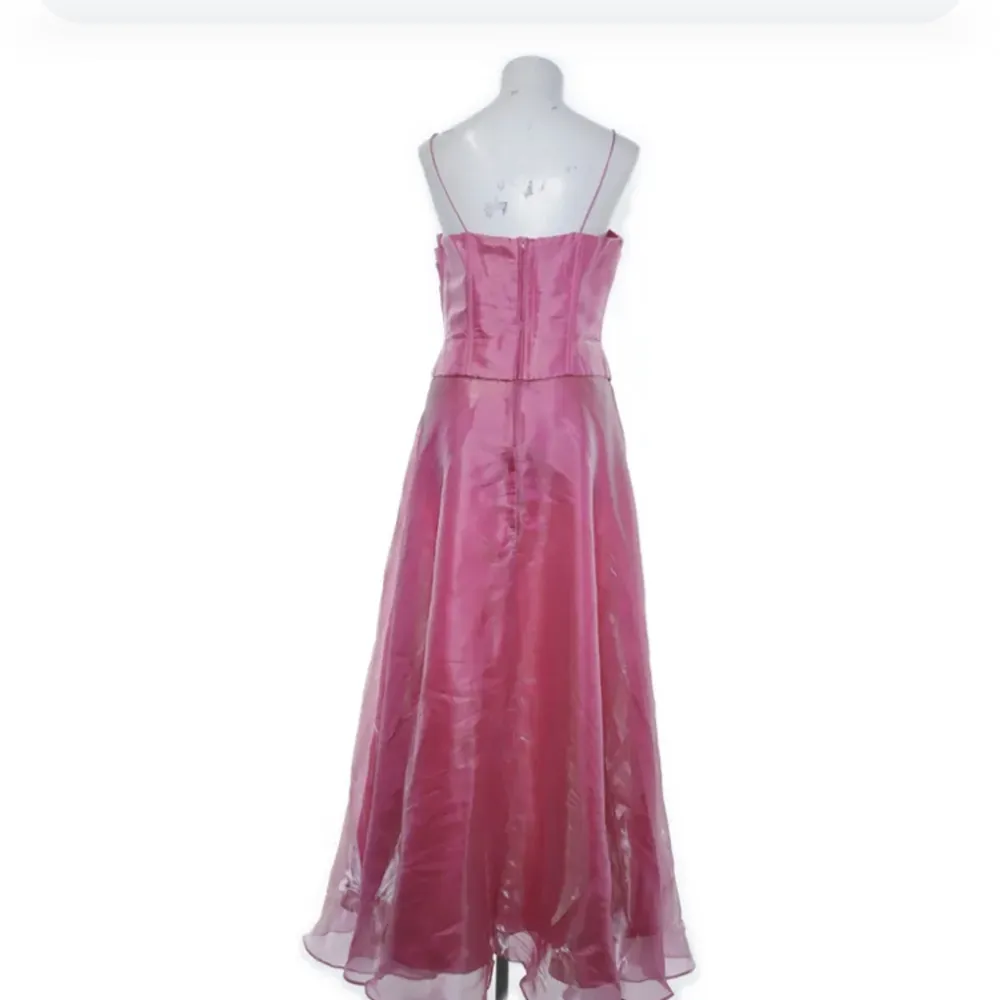 rosa balklänning/aftonklänning från Savoy’s. köpt på sellpy, aldrig använd eftersom den är för stor för mig.. Klänningar.