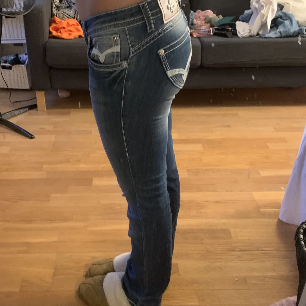 Snygga väldigt low rise jeans i rak modell. Sitter tajt på mig som brukar ha strl 40. . Jeans & Byxor.