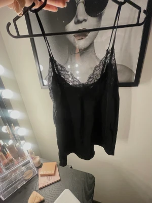 Spets topp! 🖤 - Super fint nattlinne/topp i silkes med spetskant! 🖤✨ Säljs då de är för litet för mig ✨ Köpt från HM och är i stl Xs! 🖤