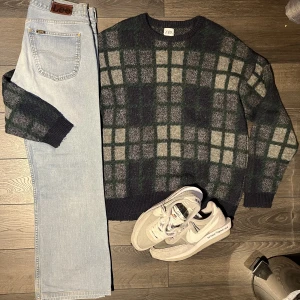 Lee Jeans - Säljer dessa Lee Jeans i fint skick! Slight bootcut i modellen, skön passform. Midja 84cm; outseam 102cm; leg opening 25cm. 